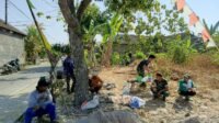 Bersantai di Tengah Pengerjaan TMMD, Warga Parangjoro Sampaikan Aspirasi Langsung ke Satgas Bersantai di Tengah Pengerjaan TMMD, Warga Parangjoro Sampaikan Aspirasi Langsung ke Satgas