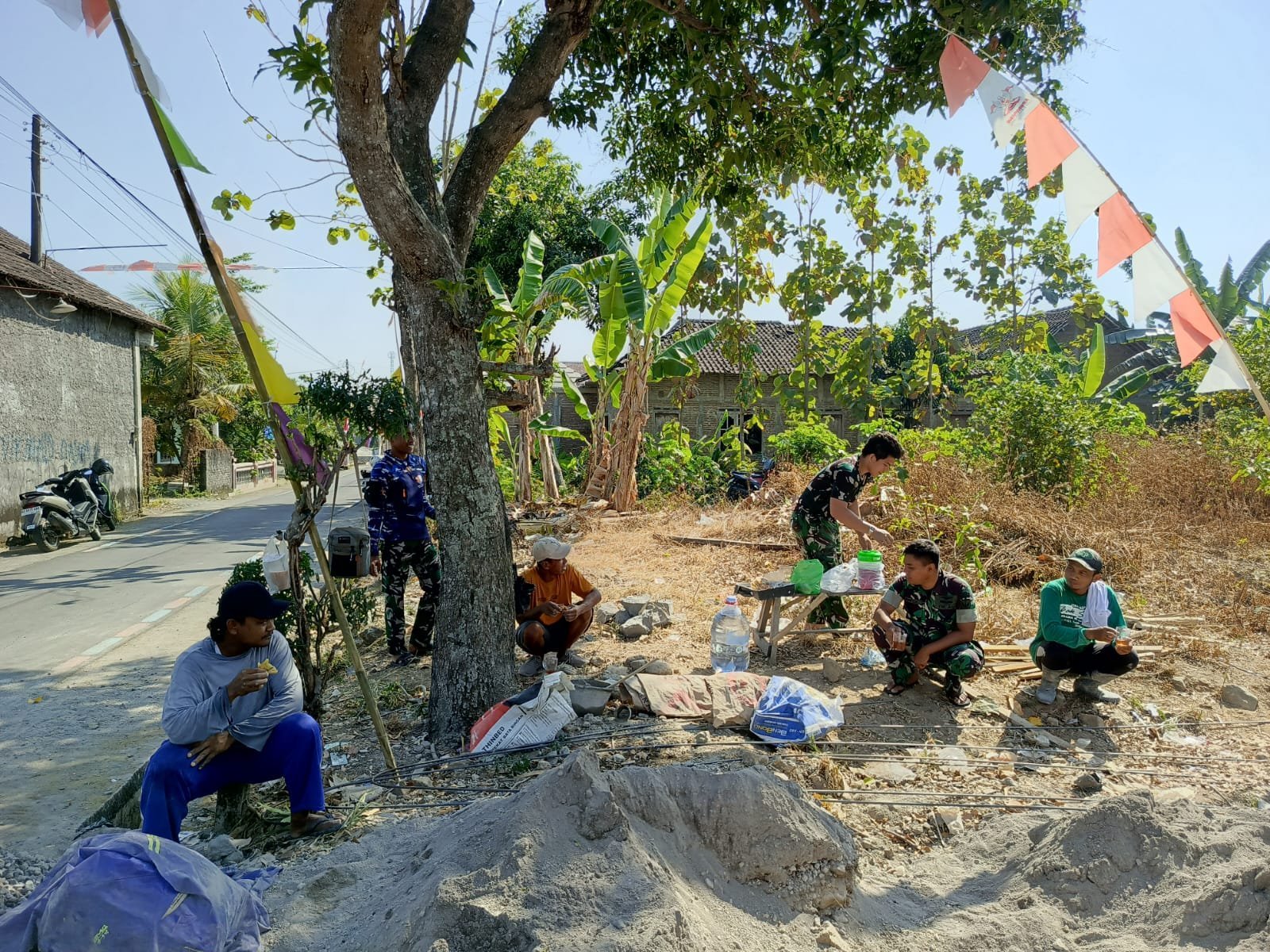 Bersantai di Tengah Pengerjaan TMMD, Warga Parangjoro Sampaikan Aspirasi Langsung ke Satgas