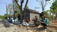 Warga-Parajurit Duduk Berdampingan: Ritual Santai di Lokasi TMMD Parangjoro Warga-Parajurit Duduk Berdampingan: Ritual Santai di Lokasi TMMD Parangjoro