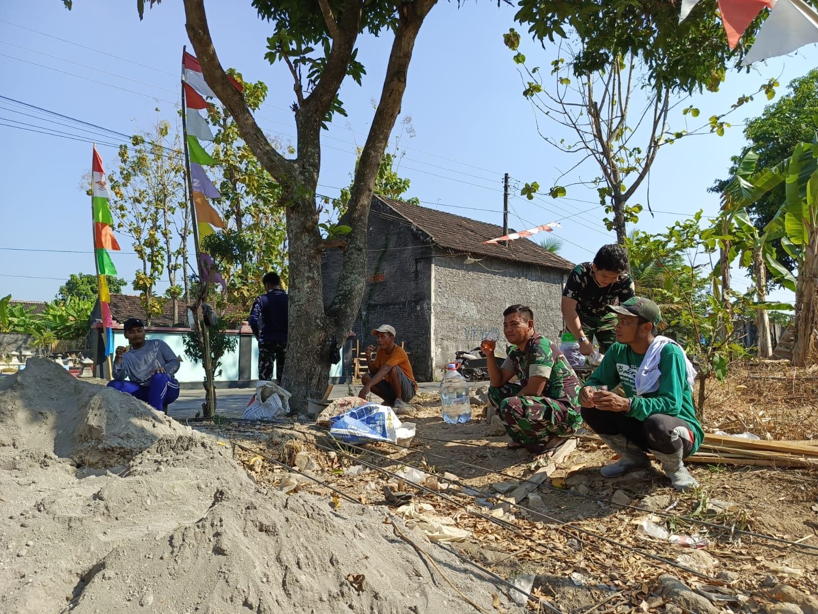 Warga-Parajurit Duduk Berdampingan: Ritual Santai di Lokasi TMMD Parangjoro