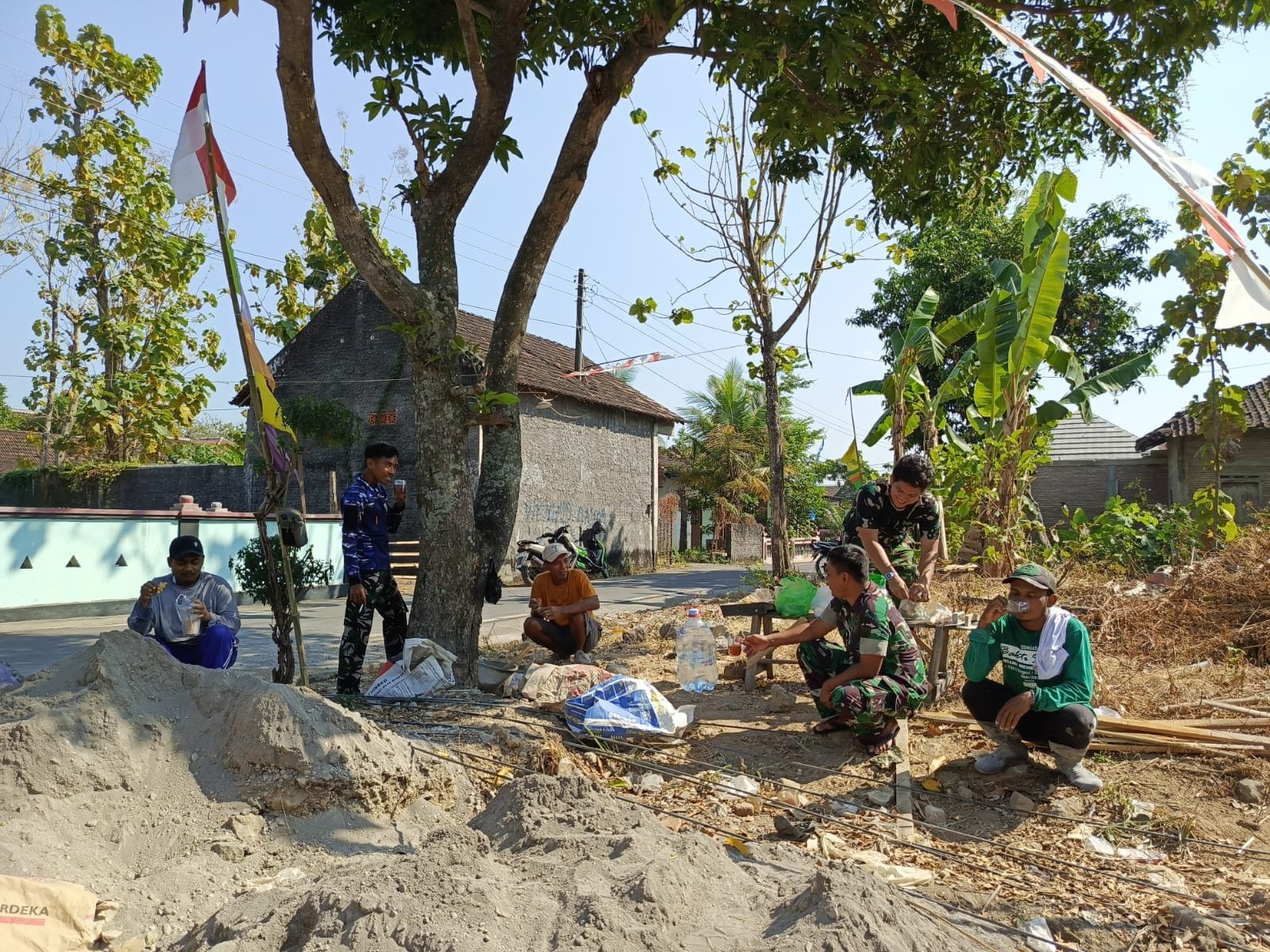 Suasana Santai di Parangjoro Perkuat Dukungan Masyarakat terhadap TMMD