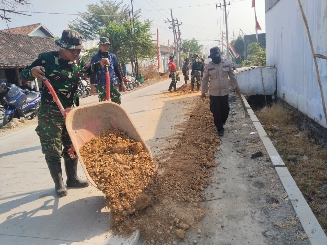 Perhatian pada Bahu Jalan Parangjoro Jadi Prioritas Pembangunan TMMD Ke-129