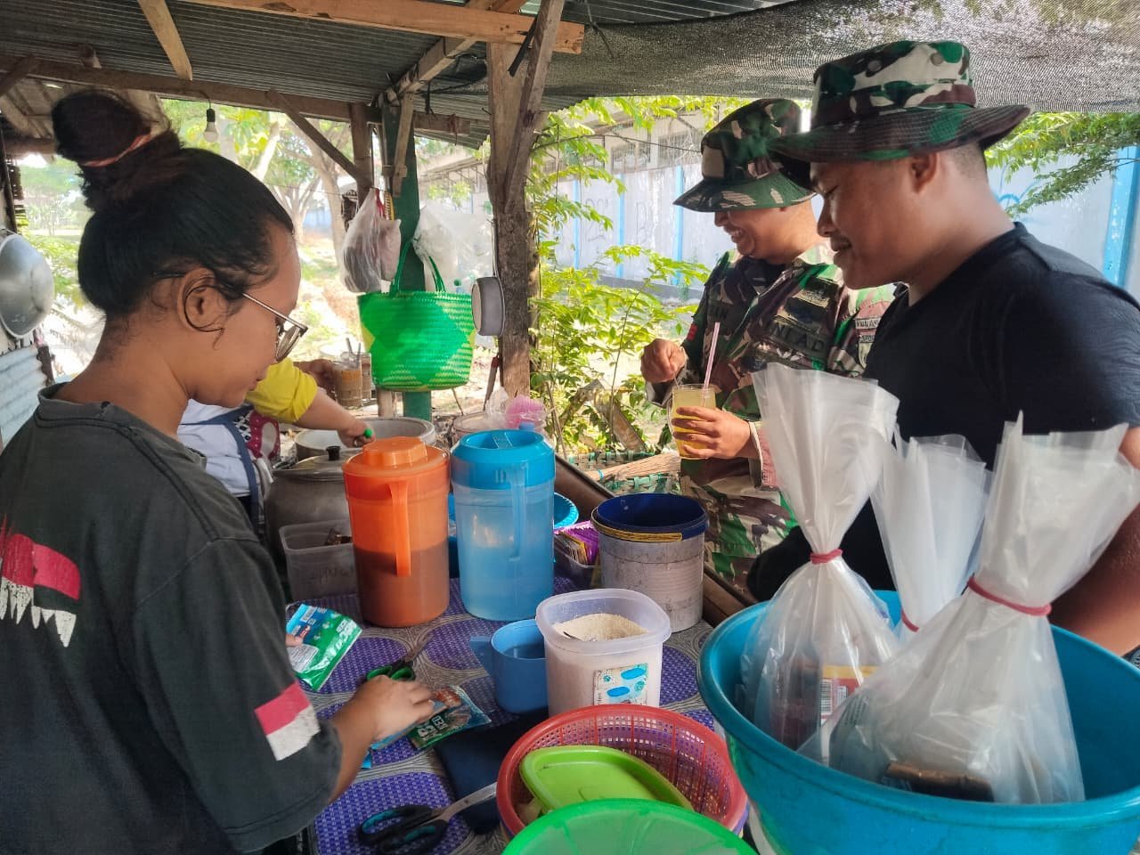 Omzet Pedagang Naik Saat Satgas TMMD Istirahat di Parangjoro