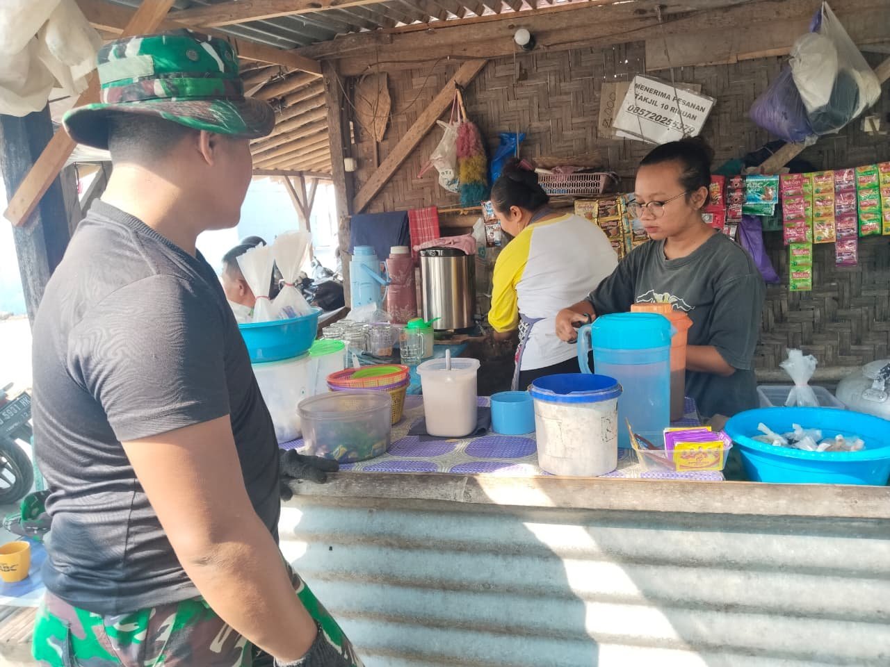 Warung di Parangjoro Raup Untung Saat Satgas TMMD Beristirahat