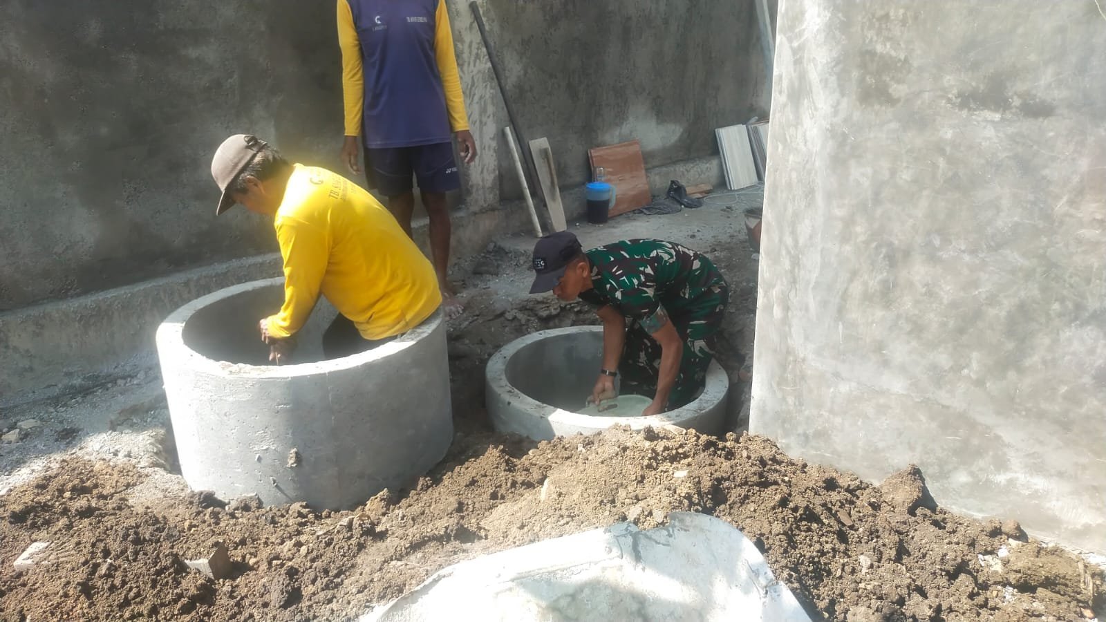 TMMD Kodim 0726/Sukoharjo Percepat Pemasangan Septictank untuk Masjid Parang Joro
