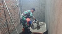 Finishing Masjid Al Mubaroq: Satgas TMMD Turunkan Bantuan Penyiraman Plester di Sukoharjo