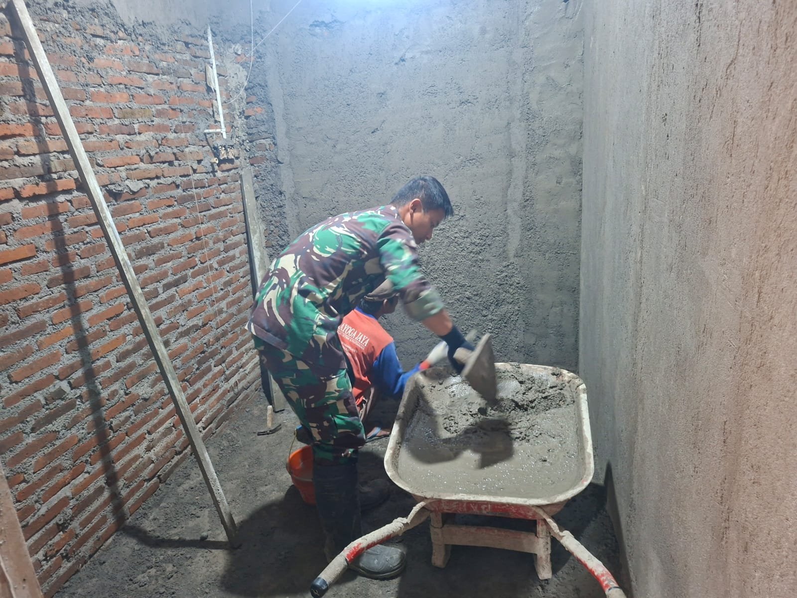 Finishing Masjid Al Mubaroq: Satgas TMMD Turunkan Bantuan Penyiraman Plester di Sukoharjo