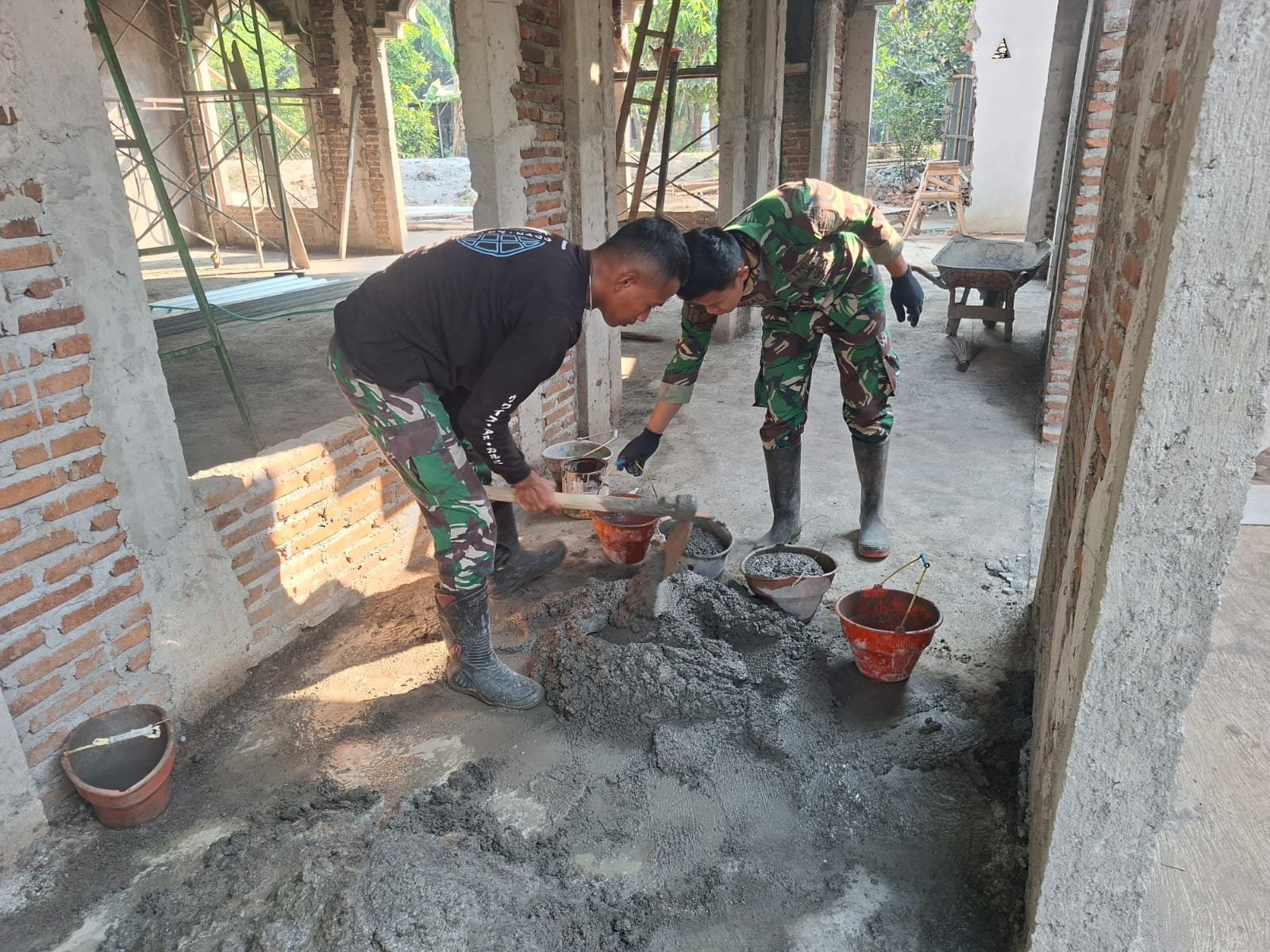 Dari Bata ke Plester: Proses Finishing Masjid Al Mubaroq di Desa Parangjoro