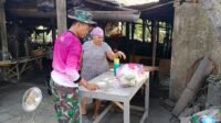 Berteduh dan Berbincang: Momen Hangat Warga Parangjoro dengan Satgas TMMD Berteduh dan Berbincang: Momen Hangat Warga Parangjoro dengan Satgas TMMD