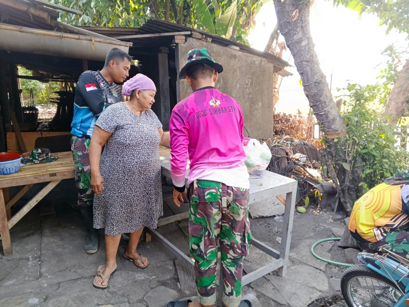 Hangatnya Sapa Warga Parangjoro pada Satgas TMMD, Sekotak Gorengan Jadi Simbol
