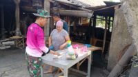 Kebersamaan di Lokasi Pembangunan Parangjoro, Warga Sajikan Kudapan untuk Prajurit TMMD