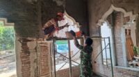 Masjid Al Mubarok Mulai Diperbaiki, Warga dan TNI Gotong Royong Masjid Al Mubarok Mulai Diperbaiki, Warga dan TNI Gotong Royong