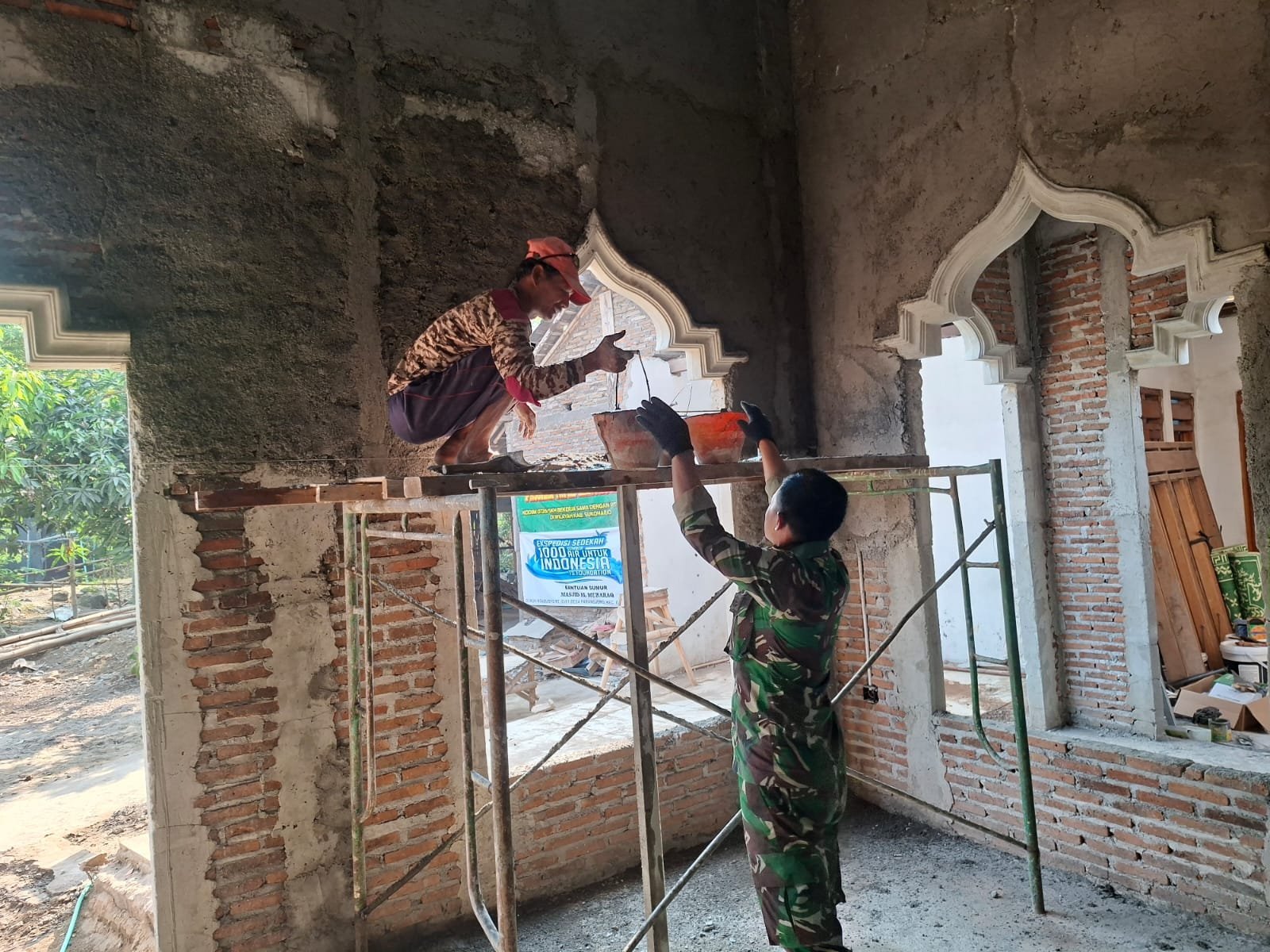 Masjid Al Mubarok Mulai Diperbaiki, Warga dan TNI Gotong Royong