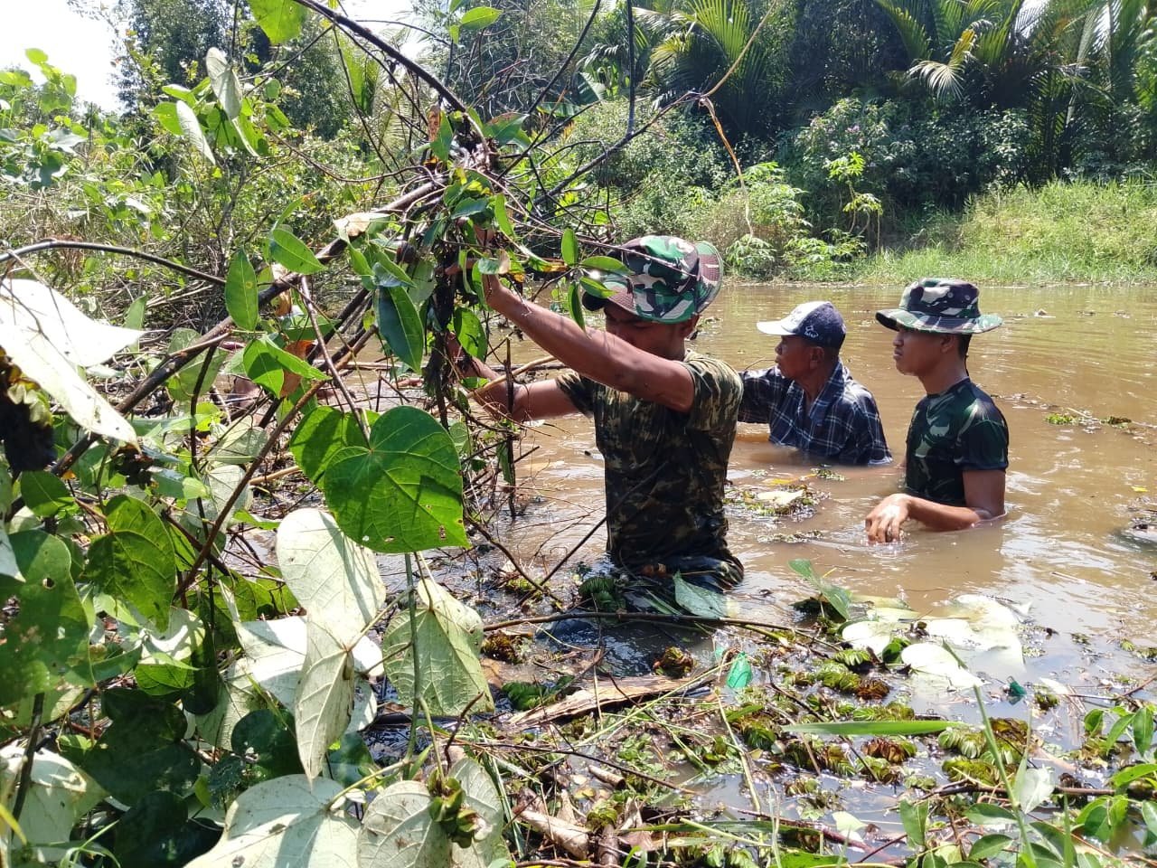 Membersihkan Aliran Sungai 1.650 Meter, Warga Tamban Bangun Pelihara Hasil TMMD