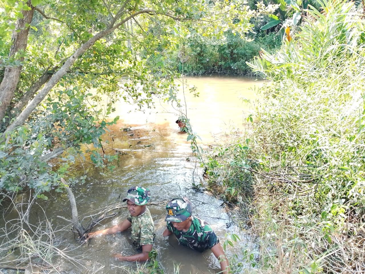 Pembersihan Sungai Pendukung Peningkatan Jalan 1.650 Meter di Tamban Bangun
