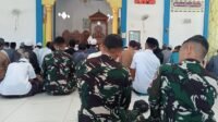 Satgas TMMD dan Warga Tamban Bangun Saling Berbaur lewat Shalat Jumat Satgas TMMD dan Warga Tamban Bangun Saling Berbaur lewat Shalat Jumat