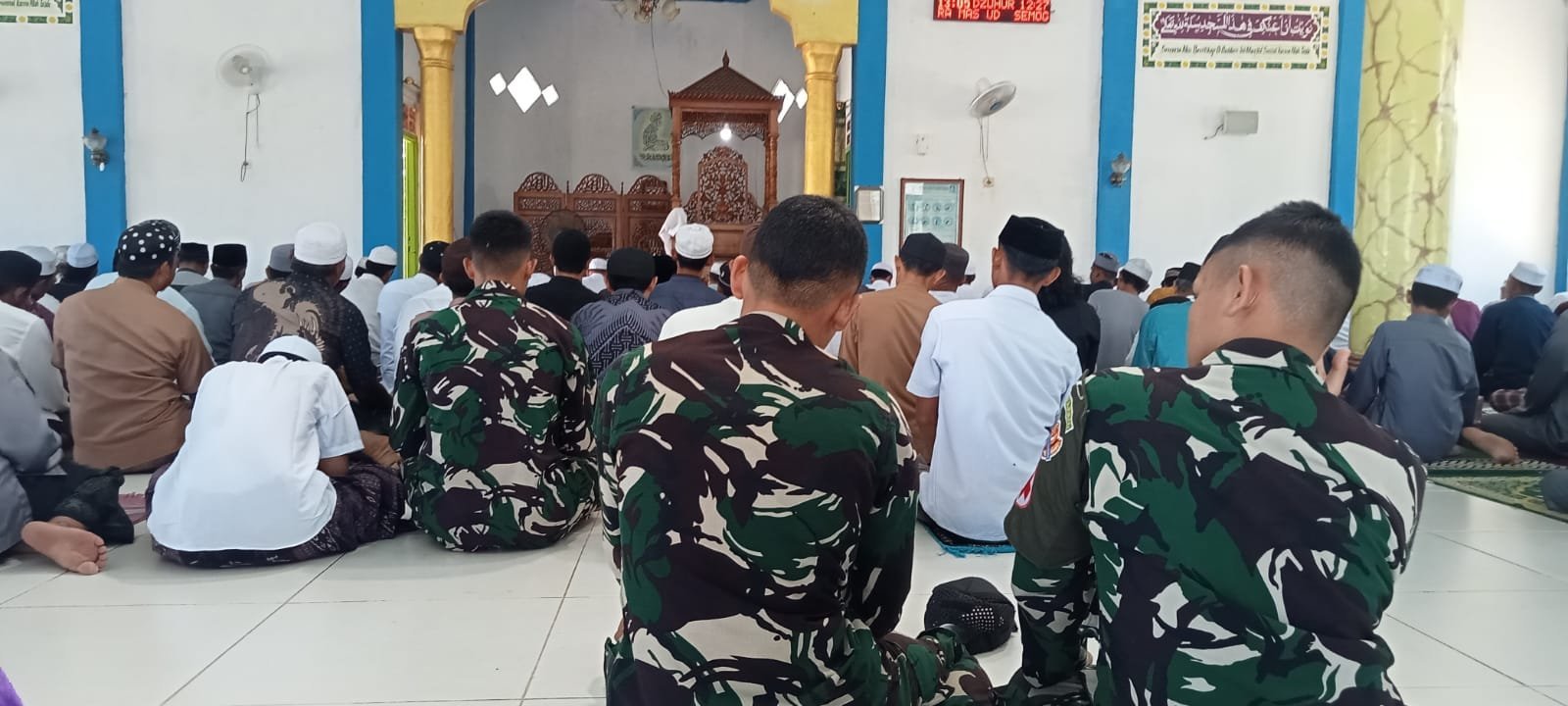 Satgas TMMD dan Warga Tamban Bangun Saling Berbaur lewat Shalat Jumat