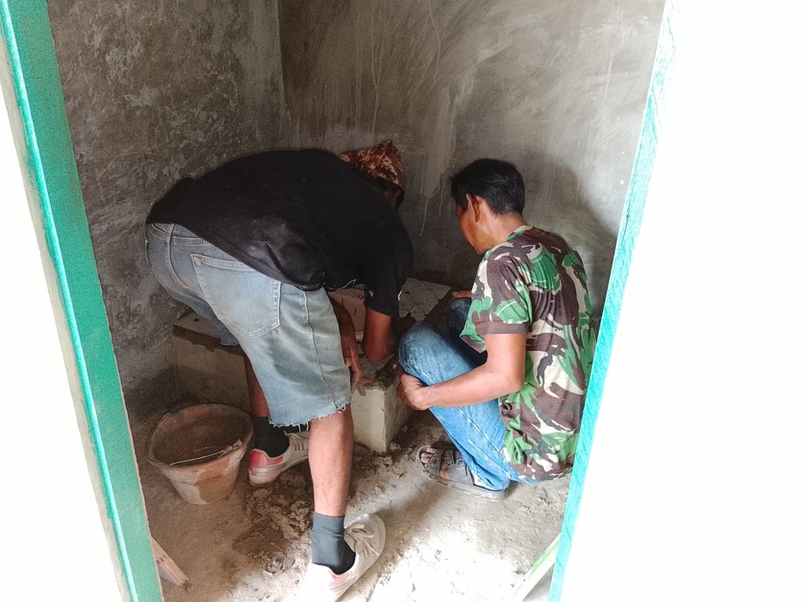 Pembangunan MCK di Tamban Bangun Hampir Rampung, Keramik 50%