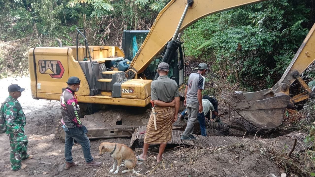 Jaga Alat, Lanjutkan Pekerjaan: Pemeliharaan Excavator di Pattuku oleh Satgas TMMD