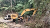 Maintenance Excavator oleh Satgas TMMD ke-129 Digenjot di Desa Pattuku Maintenance Excavator oleh Satgas TMMD ke-129 Digenjot di Desa Pattuku