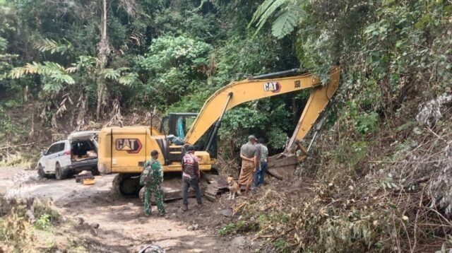 Maintenance Excavator oleh Satgas TMMD ke-129 Digenjot di Desa Pattuku