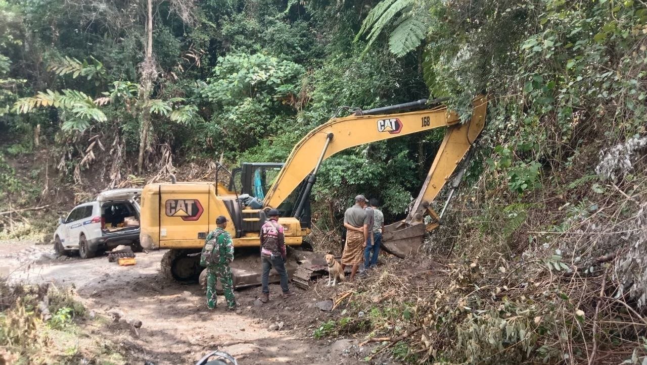 Kodim 1407/Bone Lakukan Servis Excavator untuk Lancarkan Peningkatan Jalan Desa Pattuku