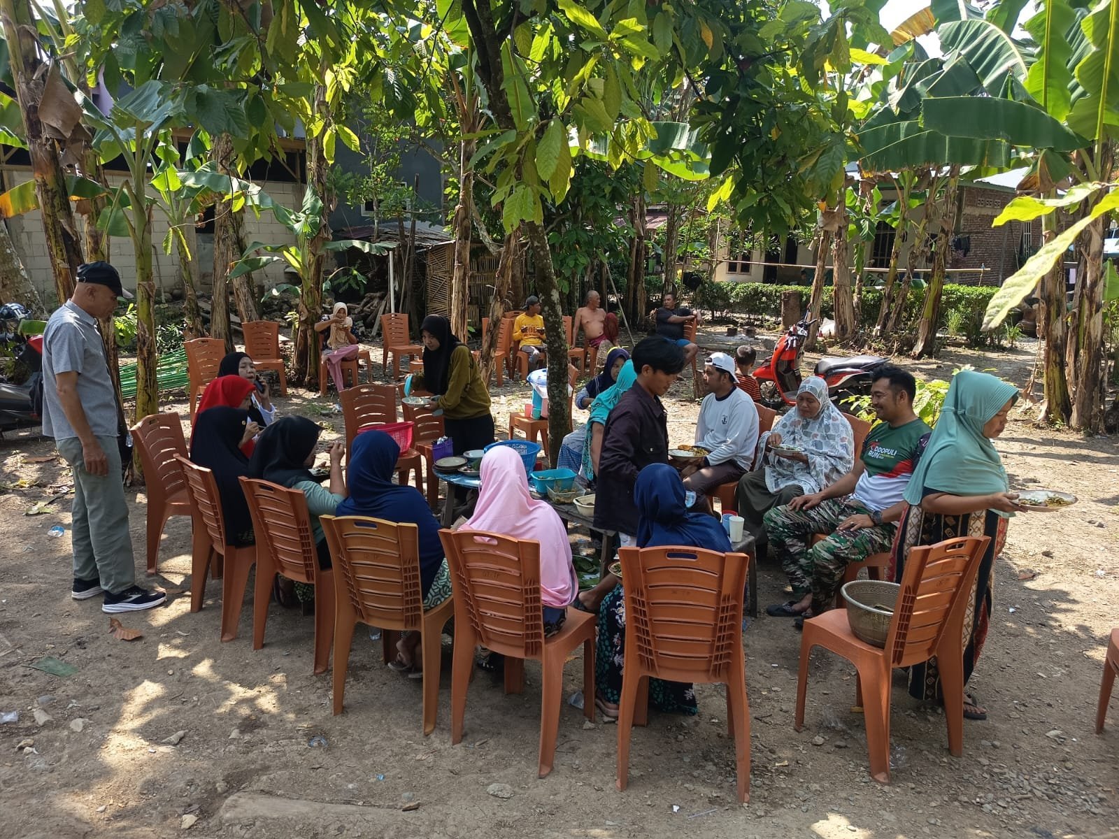 Koptu Agus Nawang Bangun Kedekatan Lewat Makan Bersama di Proyek Jembatan Tadang Palie