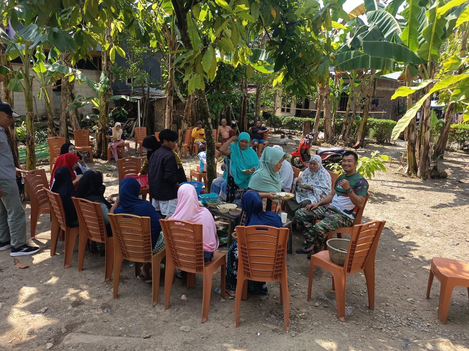 Momen Makan Bersama Satgas TMMD dan Warga di Tadang Palie Saat Pengerjaan Jembatan