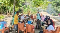 Di Balik Pembangunan Jembatan Gantung, Satgas TMMD Lakukan Komsos Lewat Santap Bersama Di Balik Pembangunan Jembatan Gantung, Satgas TMMD Lakukan Komsos Lewat Santap Bersama