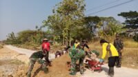 Satgas TMMD dan Warga Rapikan Tebing Jalan Sawah Parangjoro untuk Antisipasi Erosi