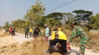 Setelah Cor, Warga Parangjoro dan Satgas TMMD Tata Bahu Jalan untuk Cegah Tergerus