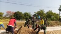 Setelah Cor, Warga Parangjoro Padatkan Tepian Jalan dengan Cangkul dan Gerobak
