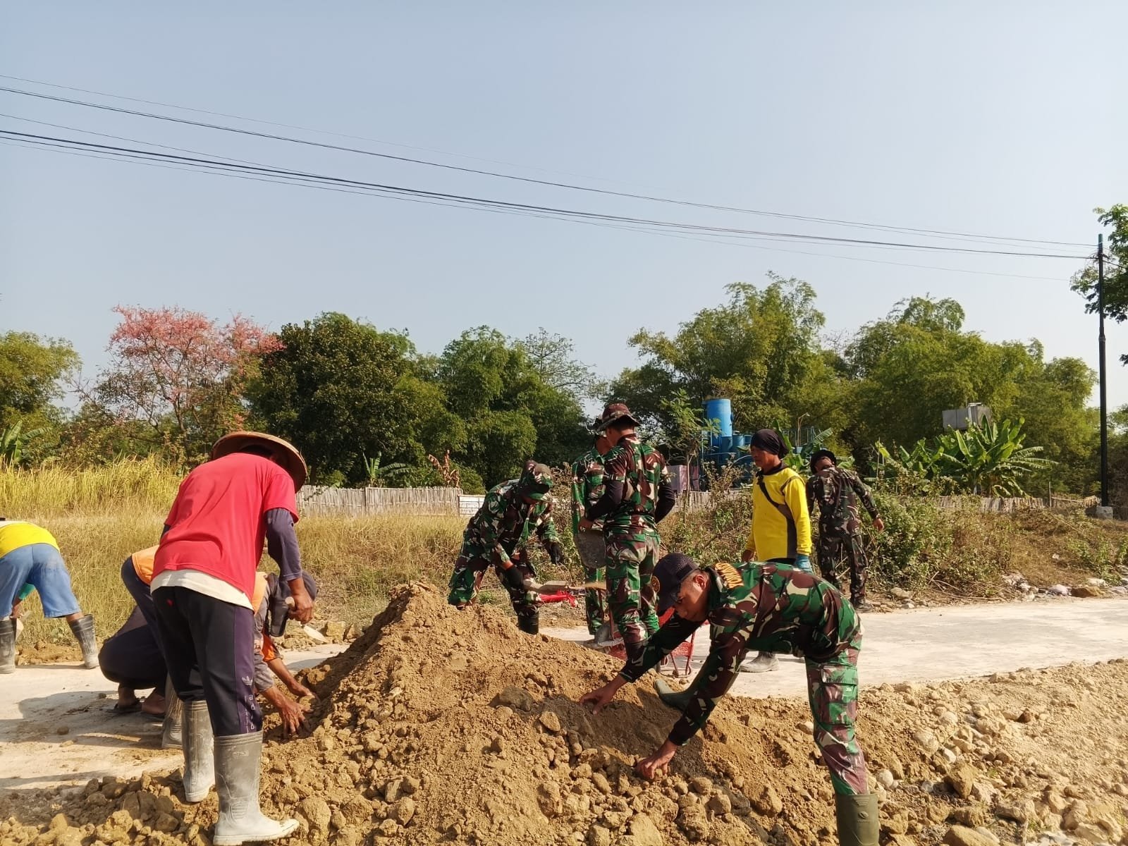 Setelah Cor, Warga Parangjoro Padatkan Tepian Jalan dengan Cangkul dan Gerobak