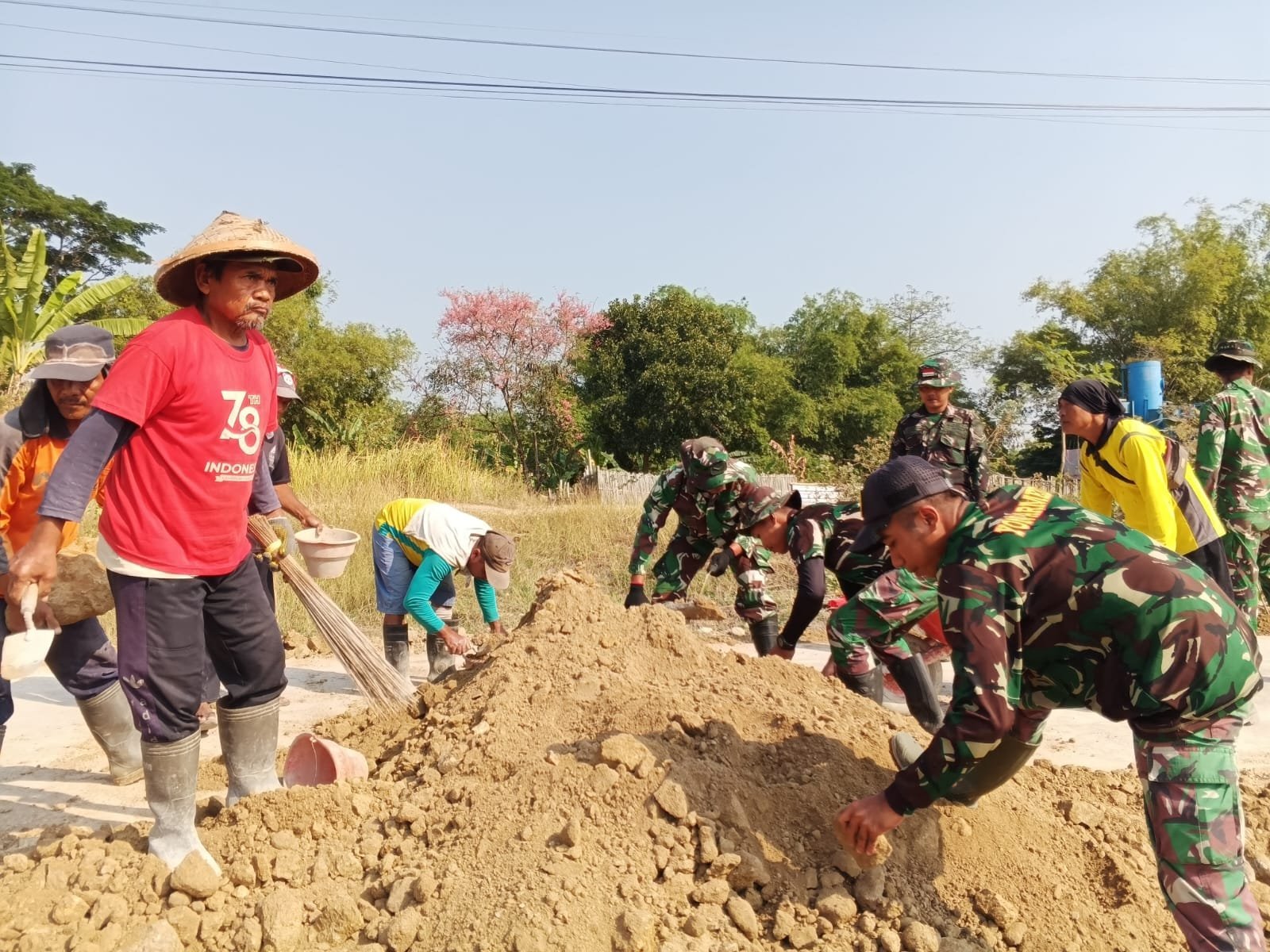 Bahu Jalan Diperbaiki Setelah Cor Beton di Parangjoro