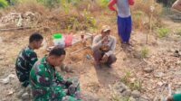 Ngopi Teh Saat Istirahat, Warga Parangjoro dan Satgas TMMD Perkuat Hubungan