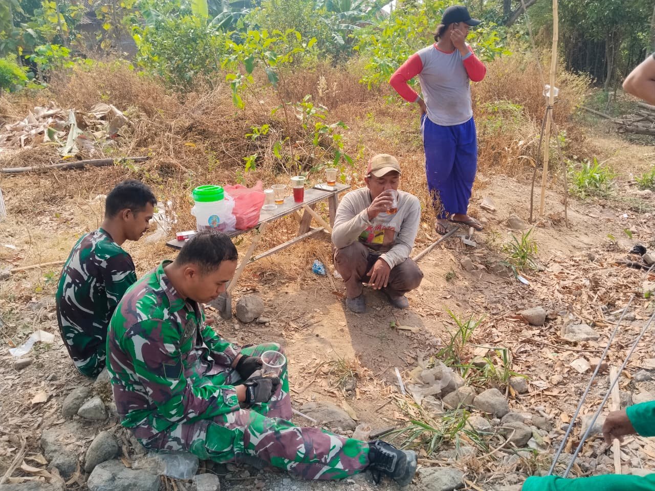 Ngopi Teh Saat Istirahat, Warga Parangjoro dan Satgas TMMD Perkuat Hubungan