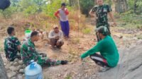 Di Balik Pembangunan TMMD: Obrolan Teh yang Menyatukan Warga Parangjoro dan Satgas