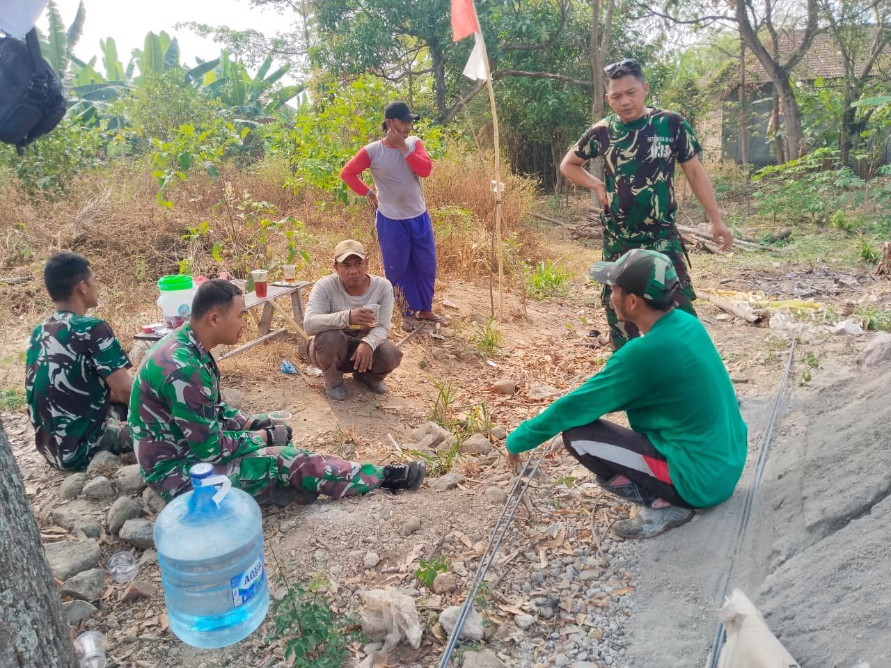 Di Balik Pembangunan TMMD: Obrolan Teh yang Menyatukan Warga Parangjoro dan Satgas