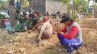 Saat Teh Menyatukan: Warga Parangjoro dan Satgas TMMD Bangun Hubungan Lewat Obrolan Santai