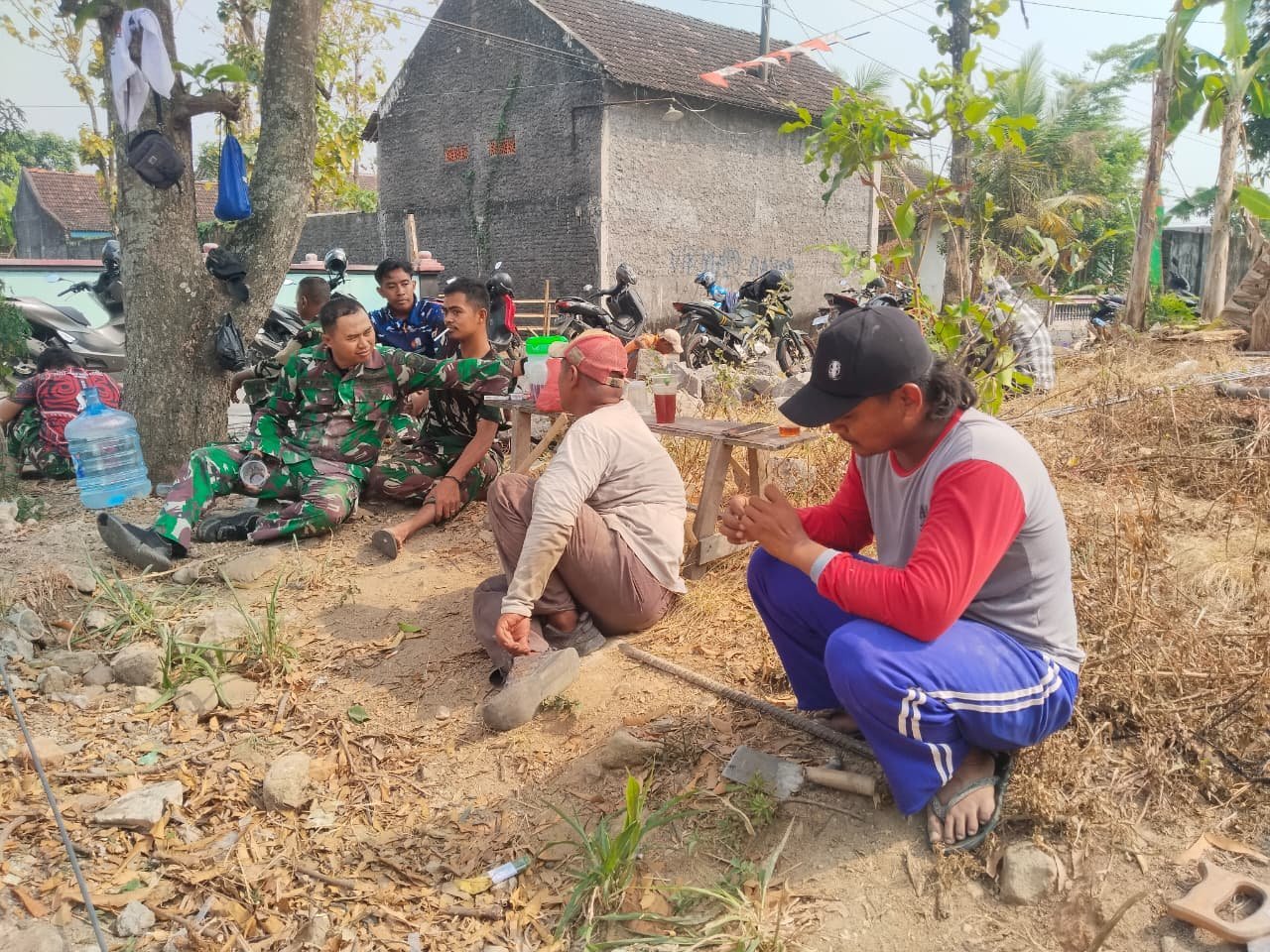 Saat Teh Menyatukan: Warga Parangjoro dan Satgas TMMD Bangun Hubungan Lewat Obrolan Santai