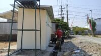 Gotong Royong Bersama Satgas TMMD: MCK Parang Kusumo Dicat dan Selokan Dikeruk