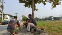 Ngobrol di Tanah Lapang, Satgas TMMD dan Penduduk Parangjoro Jalin Kedekatan Ngobrol di Tanah Lapang, Satgas TMMD dan Penduduk Parangjoro Jalin Kedekatan