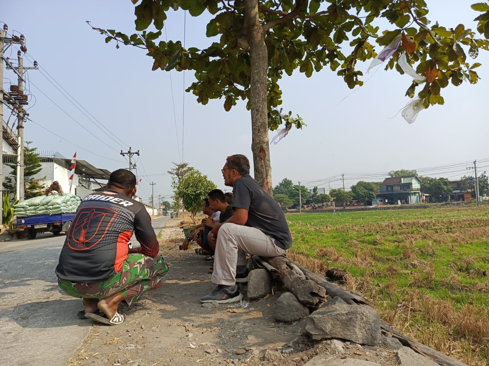 Ngobrol di Tanah Lapang, Satgas TMMD dan Penduduk Parangjoro Jalin Kedekatan