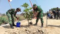 Saat Kadispenad Mengajak Penghijauan di Tengah TMMD Parangjoro