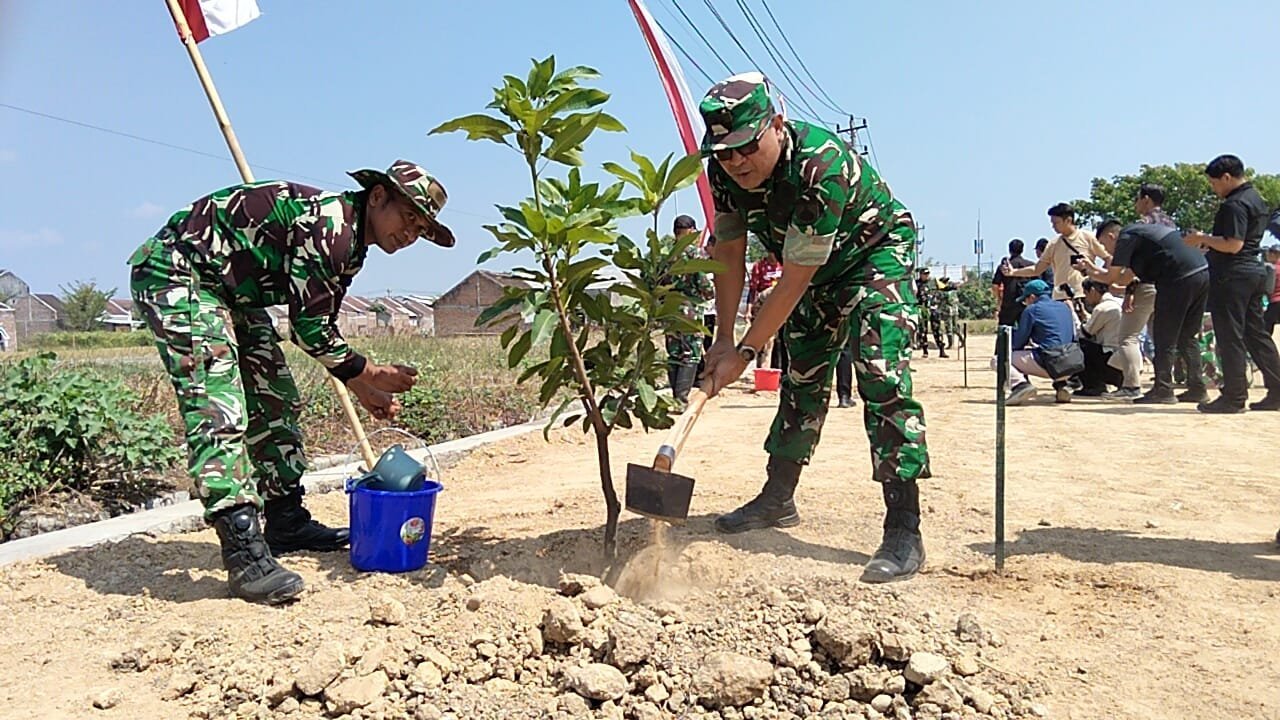 Saat Kadispenad Mengajak Penghijauan di Tengah TMMD Parangjoro