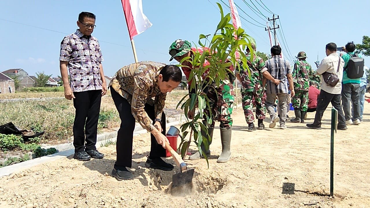 Penanaman Pohon oleh Kadispenad Saat Tinjau TMMD di Parangjoro