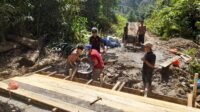 Pemberdayaan Lokal: Satgas TMMD dan Warga Bangun Jembatan di Sarah Raya Pemberdayaan Lokal: Satgas TMMD dan Warga Bangun Jembatan di Sarah Raya
