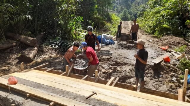 Pemberdayaan Lokal: Satgas TMMD dan Warga Bangun Jembatan di Sarah Raya