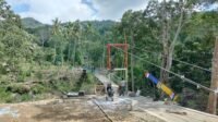 TMMD ke-129 Cat Bagian Luar Jembatan Gantung Penghubung Pattuku dan Lemo