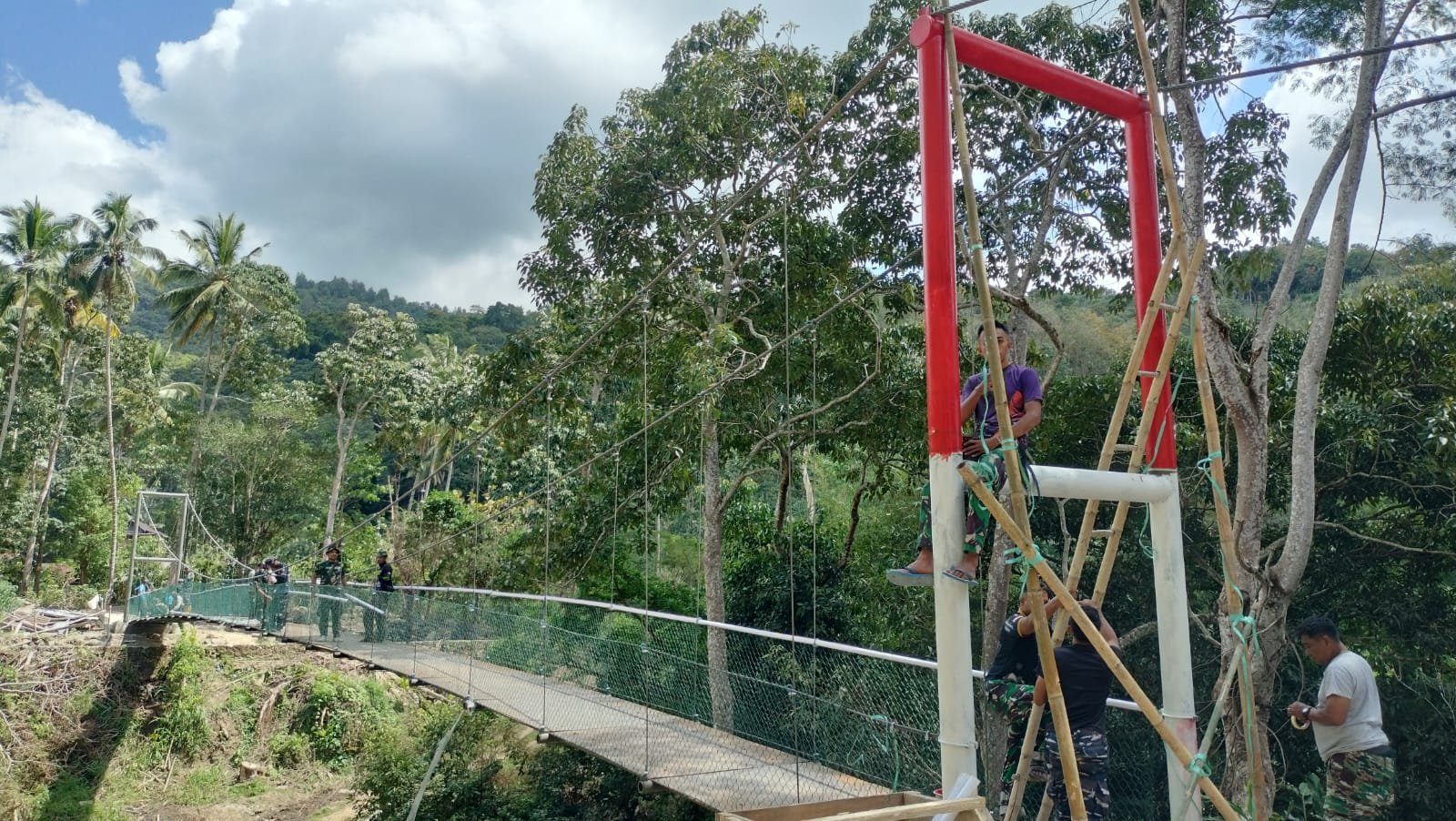 Kodim 1407/Bone Cat Jembatan Pattuku-Lemo sebagai Upaya Pemeliharaan TMMD ke-129